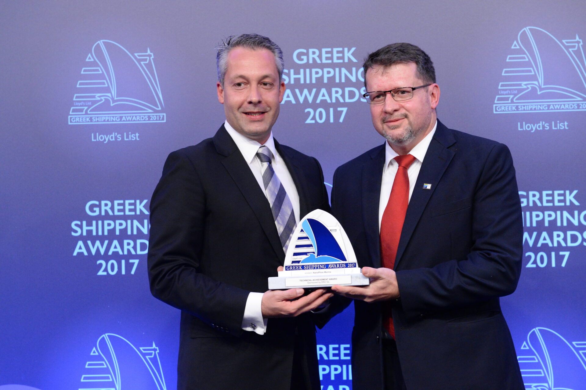 Dr. Ioannis Arabatzis founder & managing director of NanoPhos Marine accepting the Technical Achievement Award from Ioannis Chiotopoulos of sponsor DNV GL.