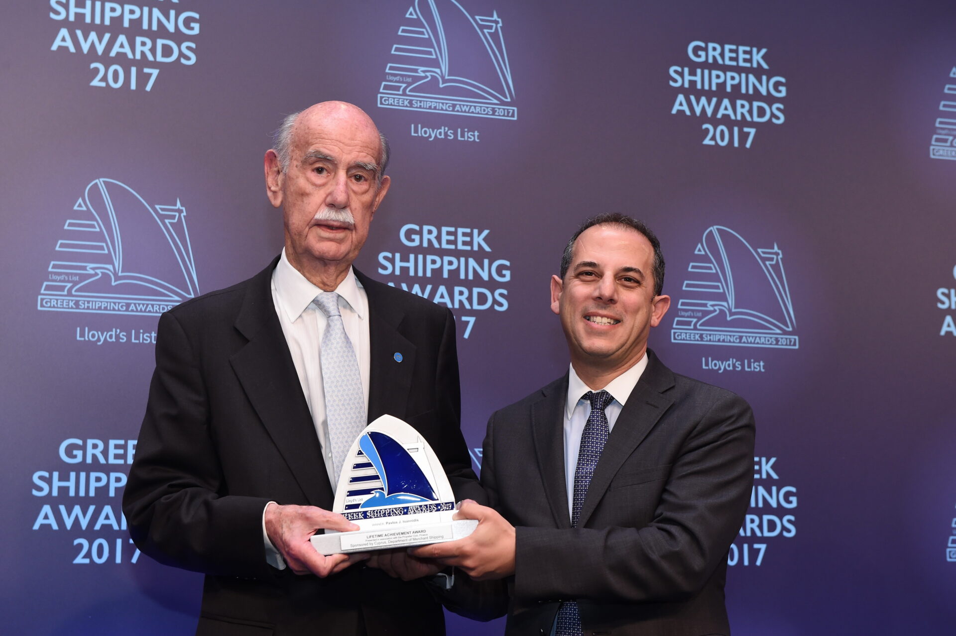 Pavlos J. Ioannidis receiving the Lloyd’s List/Propeller Club Lifetime Achievement Award from Marios Demetriades, Minister of Transport, Communications and Works, Republic of Cyprus.