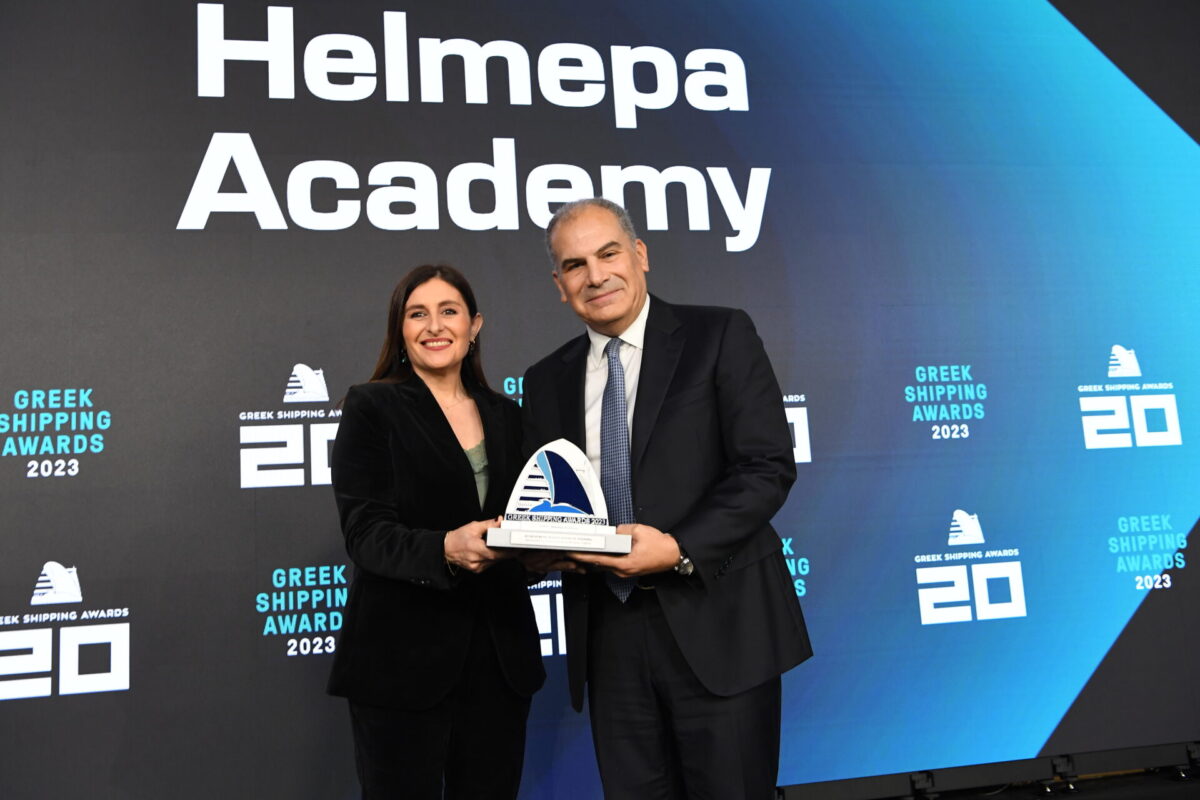 Marina Hadjimanolis, shipping deputy minister of the Republic of Cyprus presenting the trophy to George Karageorgiou, Helmepa’s vice president for Helmepa Academy