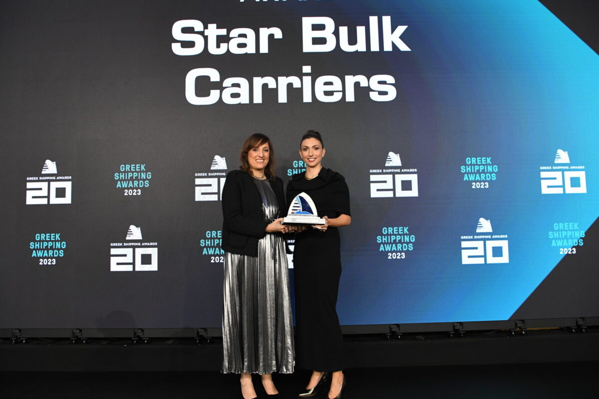 Elena Papageorgiou, vice president Greece for sponsor Lloyd’s Register, presenting the trophy to Charis Plakantonaki, chief strategy officer of Star Bulk Carriers