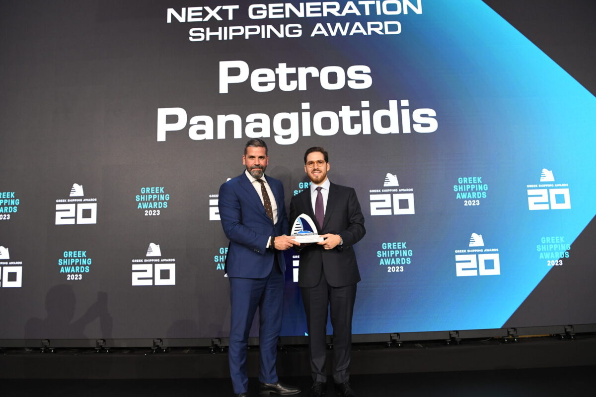 Theo Xenakoudis, chief commercial officer of sponsor IRI / The Marshall Islands Registry, presenting the trophy to Petros Panagiotidis